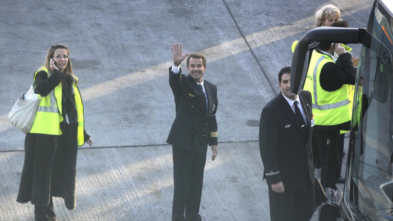 El capitán Laurent Benoit, encargado del primer vuelo a Nueva York saluda a su llegada al avión.q