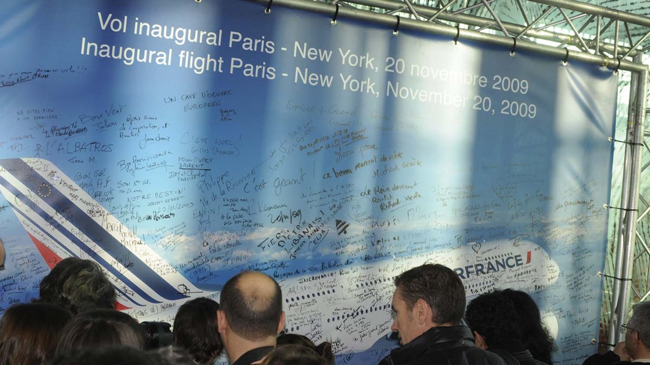 Antes de la partida, los pasajeros pudieron firmar y dejar sus deseos en esta fotografía del A380.