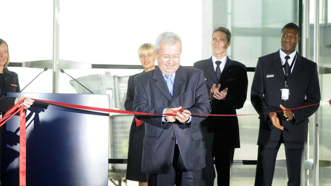 Pierre-Henri Gourgeon,, presidente de Air France en 2009 cortó la cinta inaugural antes del embarque hacia Nueva York.