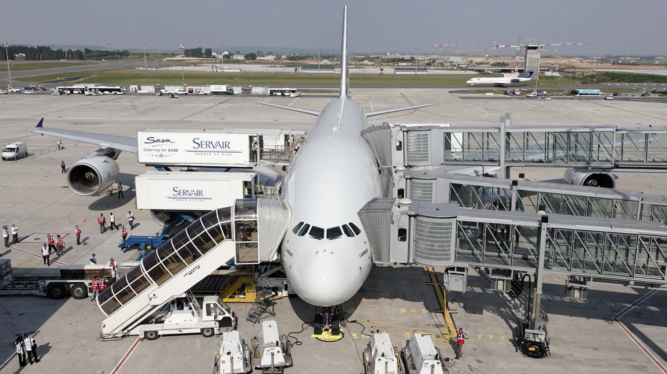 Muchos aeropuertos modificaron sus puertas de embarque con pasarelas telescópicas para llegar a la cubierta superior del A380.