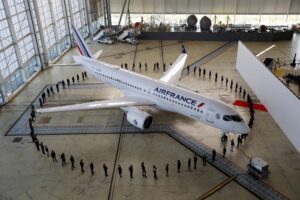 El primer Airbus A220 de Air France durante su presentación en París.