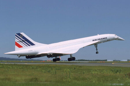 El ala delta y el morro bajado, señas únicas del Concorde.