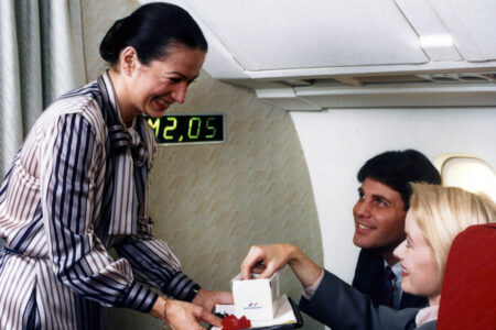 Volando a más de dos veces la velocidad del sonido.