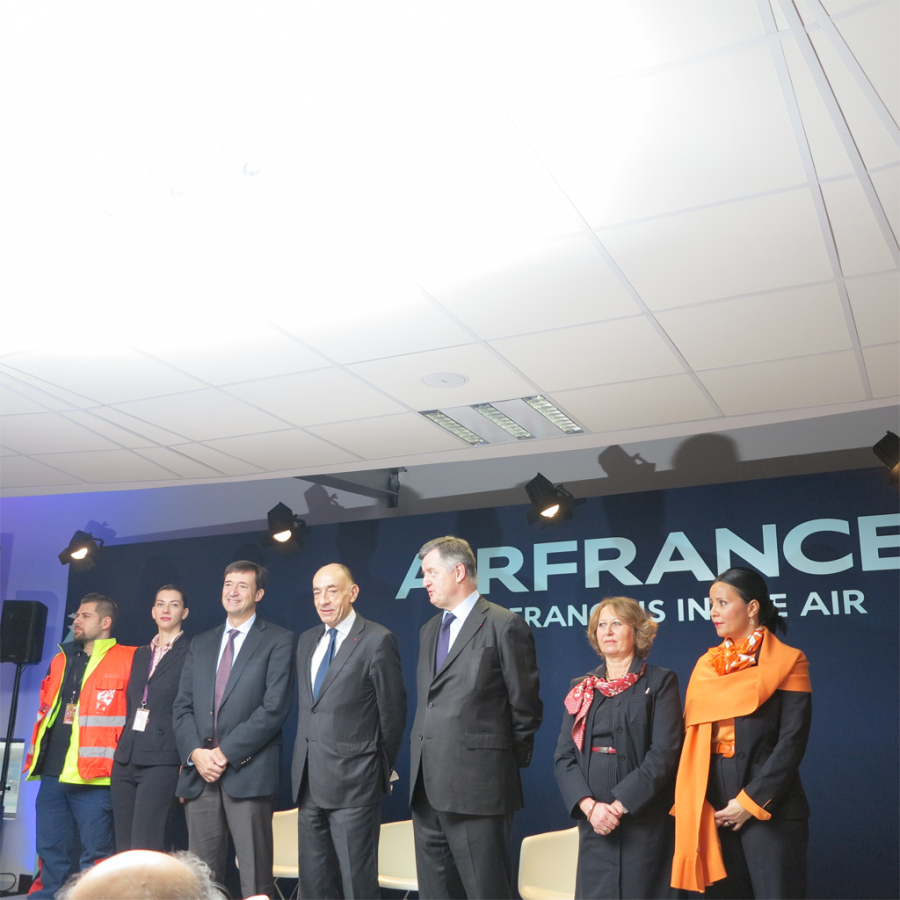 El presidente de Air France/KLM, Jean Marc Janaillac, en el centro, rodeado por el staff de Air France y Aérports de Paris.