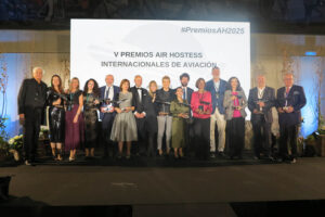 Los representantes de los premiados junto a Montserrat y Juan Carlos Pelçaz, fundadores de Air Hostess, y Anthony Blake, presentador de la gala.