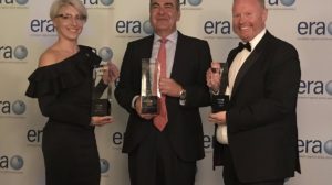 Carlos Bertomeu, al centro, tras recoger el premio de Oro de la ERA, junto a los otros galardonados.