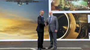 Hiro Yamamoto y Miguel Ángel Falcón tras la firma del acuerdo entre Mitsubishi Regional Jet Aviation Group y Air Nostrum Engineering and Maintenance Operations en Farnborough.