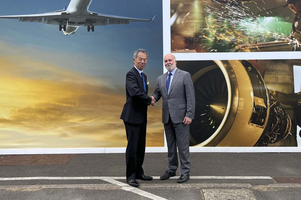Hiro Yamamoto y Miguel Ángel Falcón tras la firma del acuerdo entre Mitsubishi Regional Jet Aviation Group y Air Nostrum Engineering and Maintenance Operations en Farnborough.