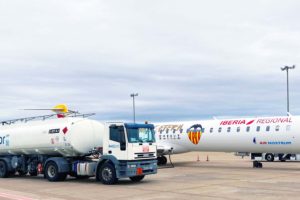 El CRJ1000 EC-MXA, decorado para el centenario del Valencia, junto a camión cisterna que suministrará el biocombustible.