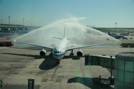 El A330 de Air China fue recibido en El Prat con el tradicional arco de agua