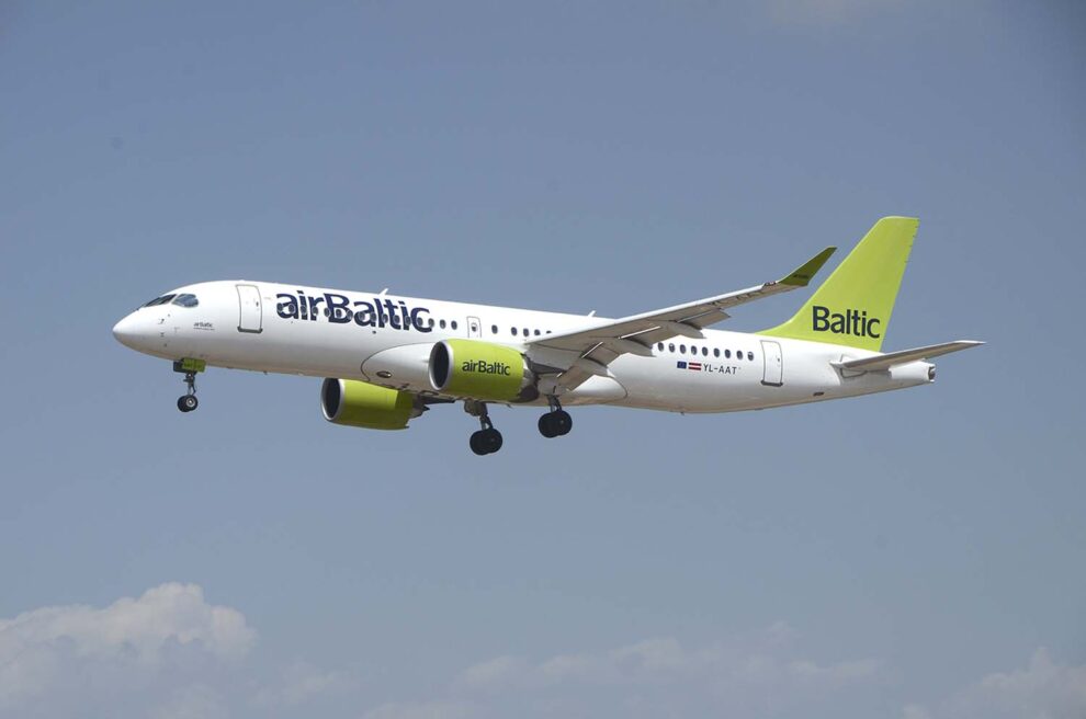 Airbus A220-300de Air Baltic con los colores usados incialmente en el modelo.