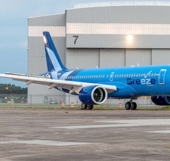 El primer Airbus A220 de Breeze tras su salida del hangar de pintura.