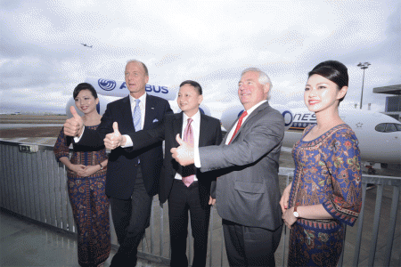 Los máximos directivos de Airbus y Singapore Airlines en el acto de entrega del avión número 10.000, un A350, a uno de los mejores clientes del grupo, Singapore Airlines.
