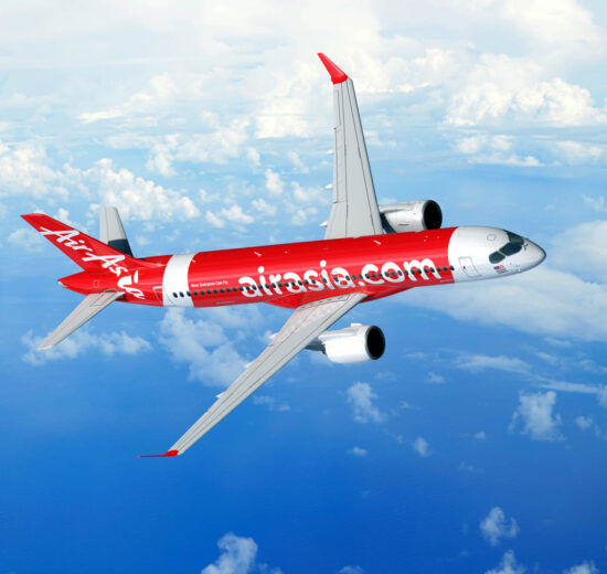 Airbus A220-300 con colores de Air Asia.