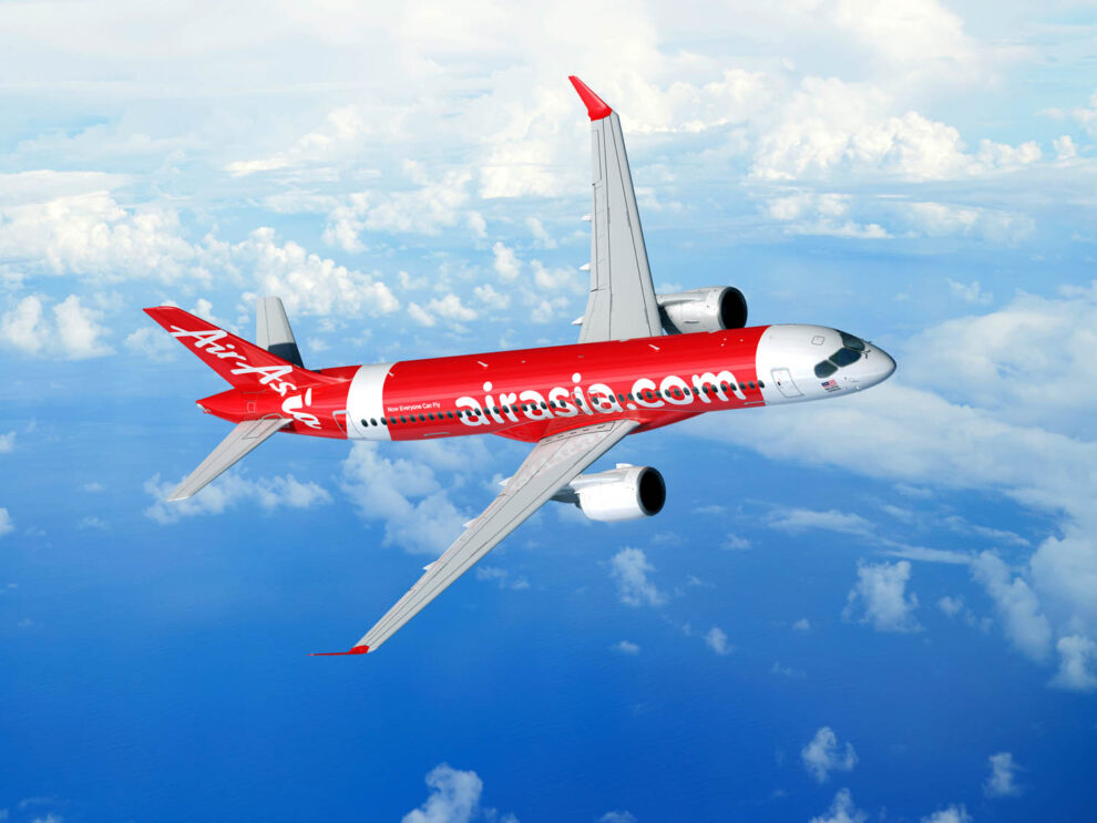 Airbus A220-300 con colores de Air Asia.