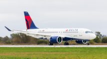 El primer Airbus A220 de Delta partió hacia Atlanta poco después de la ceremonia de entrega en Quebec.