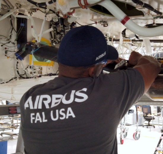 Trabajos en el primer Airbus A220-300 que se está montando en Mobile.