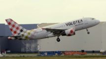 Airbus A319 de Volotea despegando del aeropuerto de Toulouse.