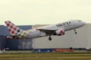 Airbus A319 de Volotea despegando del aeropuerto de Toulouse.