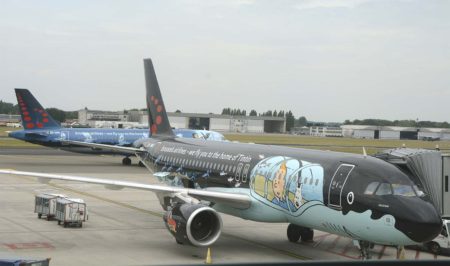 Dos de los Airbus A320 de Brussels Airlines que portan decoraciones especiales, en el aeropuerto de Bruselas.