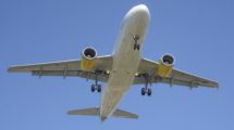 Los pilotos de Vueling han convocado cuatro días de huelga para defender sus puestos de trabajo en España y equiparar sus sueldos a los de otras aerolíneas low cost europeas.