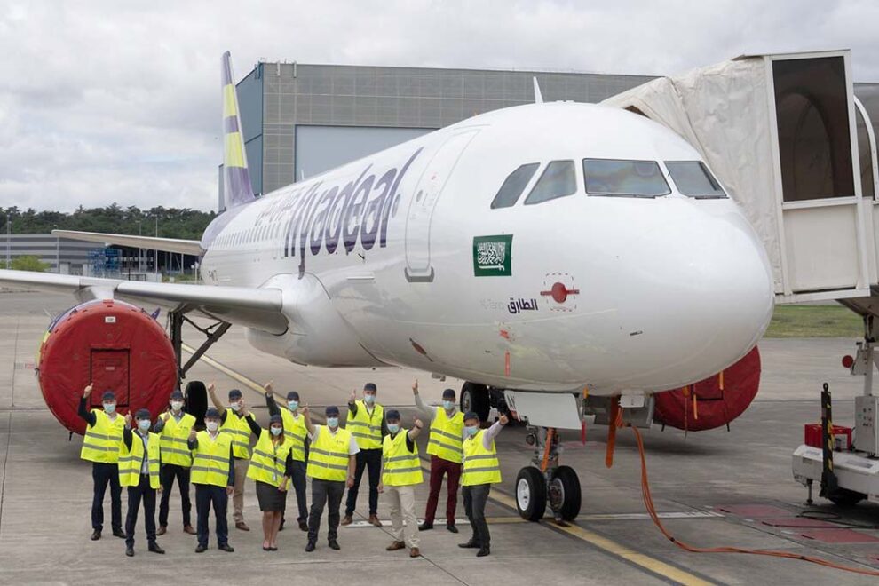 Personal de Airbus celebra la entrega del segundo A320neo de Flyadeal en Toulouse.