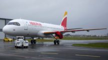 El primero de los Airbus A320neo de Iberia poco después de ser pintado, aún sin sus motores ni portar el nombre Patrulla Águila.