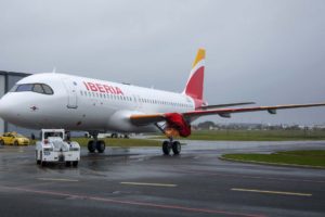 El primero de los Airbus A320neo de Iberia poco después de ser pintado, aún sin sus motores ni portar el nombre Patrulla Águila.