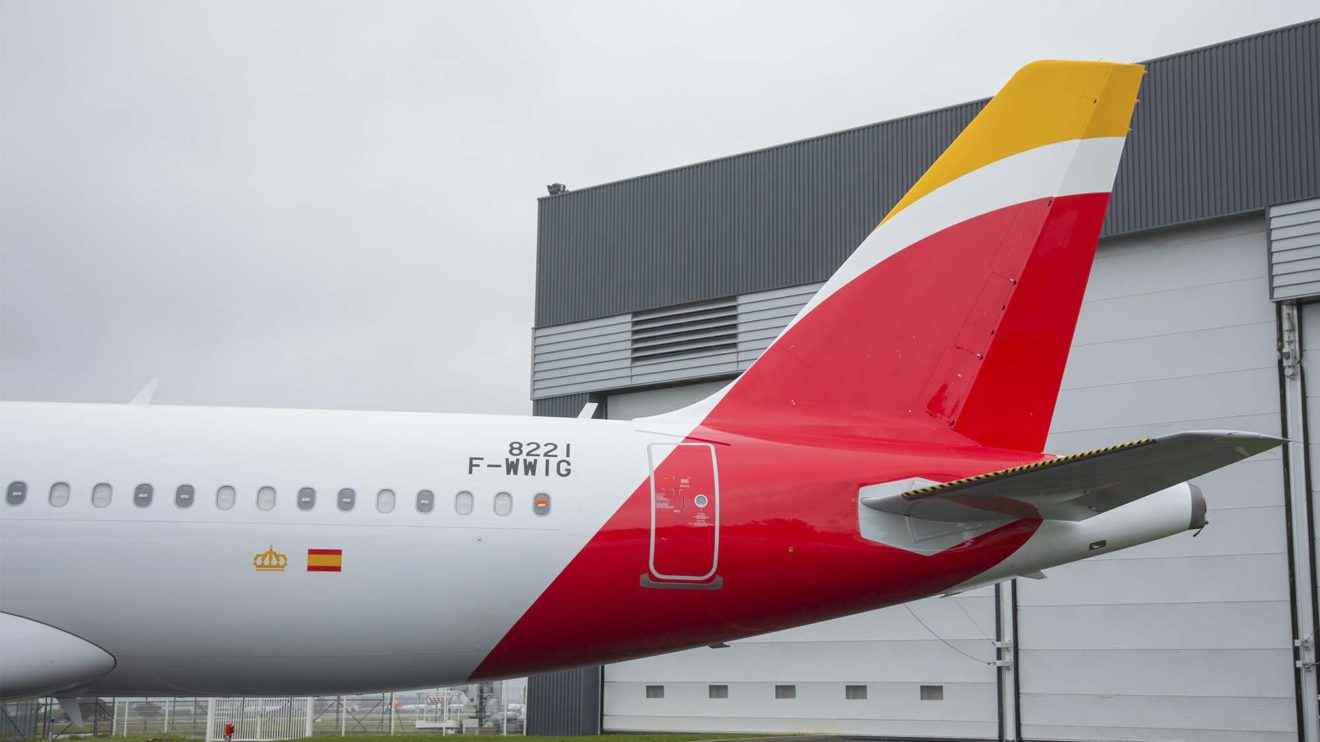 A la espera de que se le aplique su matrícula española, el A320neo luce el número de serie, 8221 y la matrícula francesa de pruebas: F-WWIG.