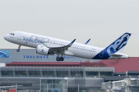 Airbus A320neo despegando de Toulouse