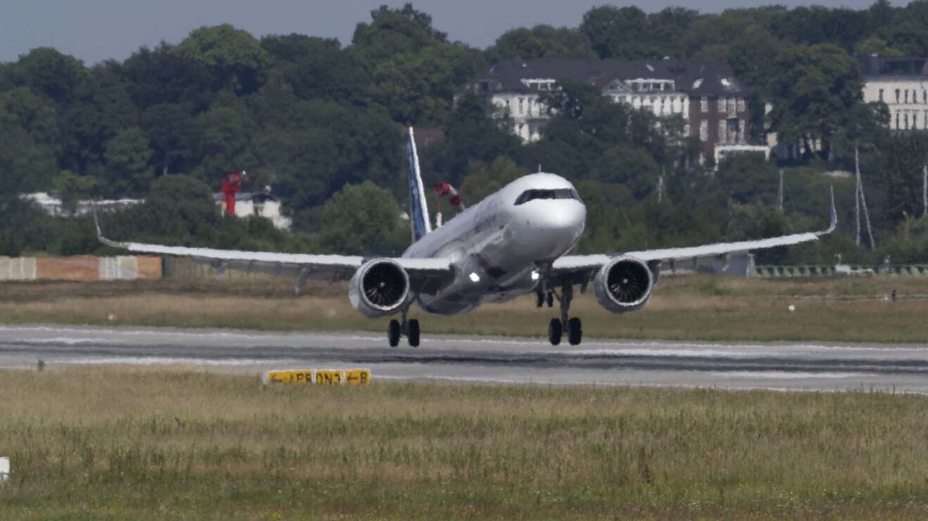 Aterrizaje en Finkenwerder al finalizar el primer vuelo del Airbus A321 XLR.