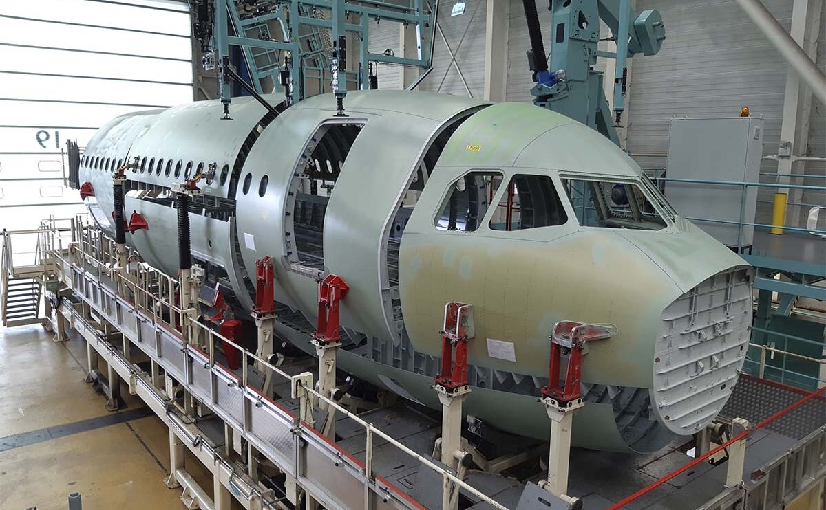 la sección delantera del fuselaje del primer Airbus A321 XLR lista para ser unida.