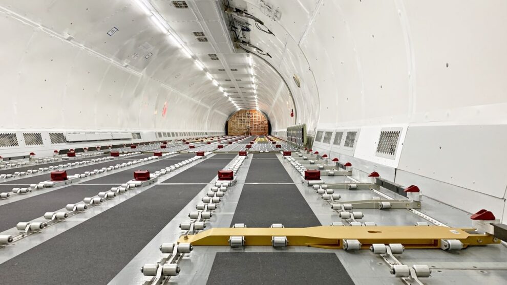 Bodega principal de un Airbus A321 convertido a carguero.