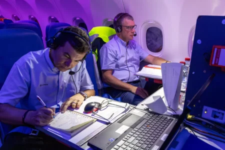 Dos de los ingenieros a bordo del F-WWAB recopilando datos en uno de los primeros vuelos.