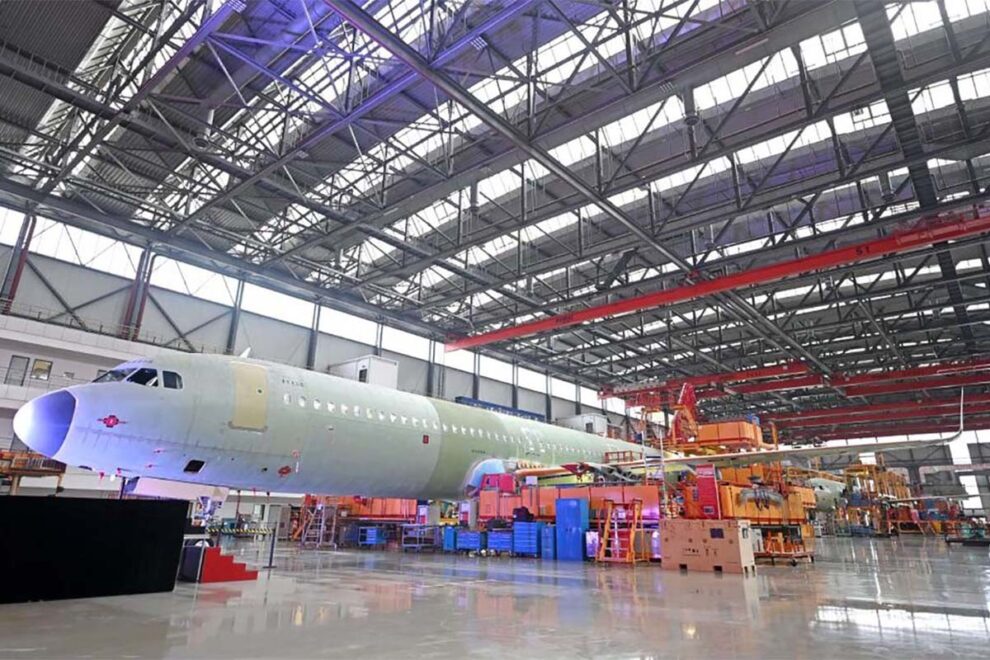 El primer Airbus A321 en la linea de montaje en la factoría de Tianjin.