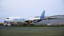 El primer A330-800 instantes después de salir del hangar de pintura en Toulouse.
