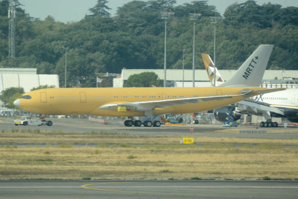 El primer A330-800 que se entregará para su conversión a MRTT+ ,en la factoría de Airbus en Toulouse.
