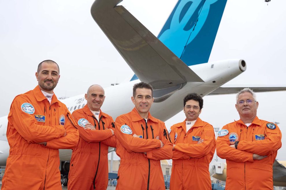 La tripulación del primer vuelo: de izquierda a derecha: Cedric Favrichon, ingeniero de vuelo; Bernardo Sáez-Benito, Yann Beaufils, pilotos; Emiliano Requena y José Ángel Corugedo, ingenieros de vuelo.