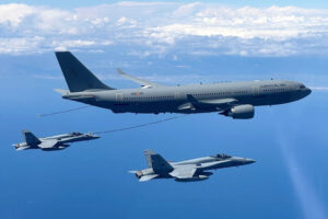 El A330MRTT del Ejército del Aire con un F-18 del Ala 46 enganchado en la cesta de reabastecimiento.