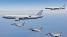 Un A330 MRTT de la MMF(en primer plano) dando apoyo a aviones españoles, framceses y británicos durante Pacific Skies.