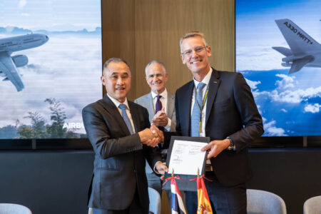 Firma del contrato de venta del primer A330 MRTT+.