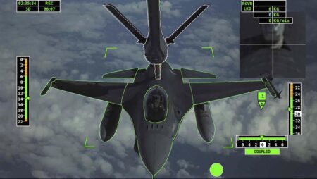 Imagen de las cámaras externas de un F-16 repostando. las barras sobreimpuestas señalan la posición y extensión de la pértiga.