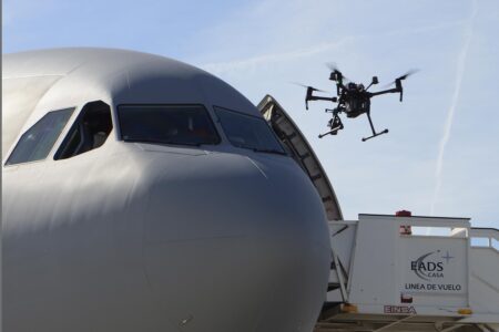 La revisión exterior del fuselaje en busca de defectos se realiza con un dron.