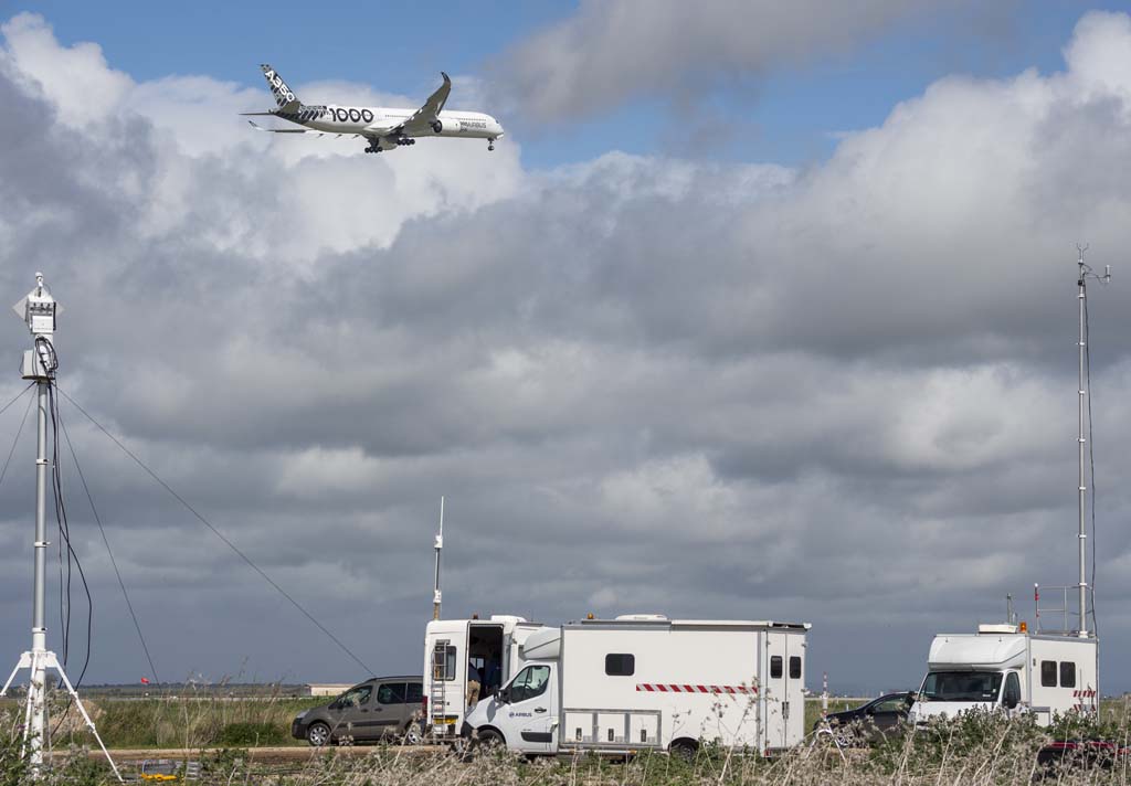 El Airbus A350-1000 msn065 sobrevolando la pista de Morón durante una de las pruebas llevadas a cabo allí.