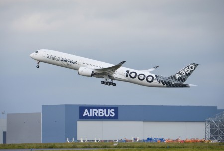 Despegue del A350-1000 para su vuelo de 12 horas con pasaje para la certificación de los equipos de la cabina.