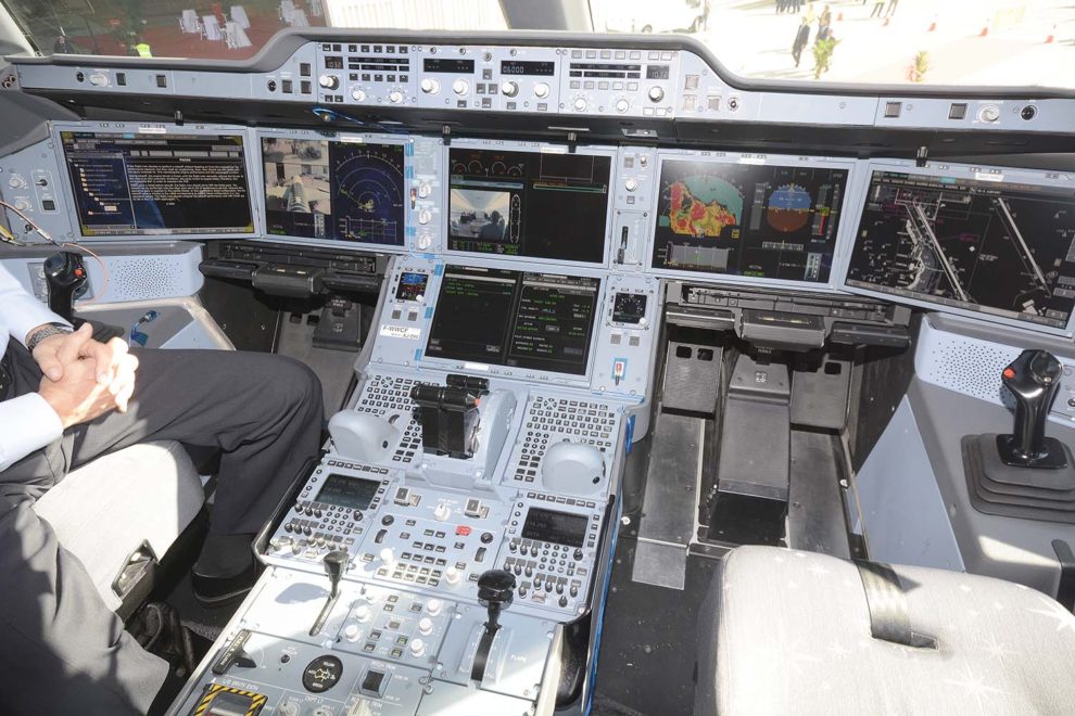 Cockpit de A350-900. Lo normal en tierra es que no se apaguen los sistemas del avión por la necesidad de usarlos en tierra.