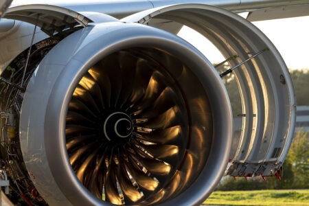 Detalle de un motor Trent de A350 abierto, A la derecha se aprecia el sistema de cierre de las cubiertas.