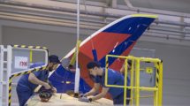 Trabajadores de Airbus instalando un winglet en un A350 de Delta en la cadena de montaje en en Toulouse.