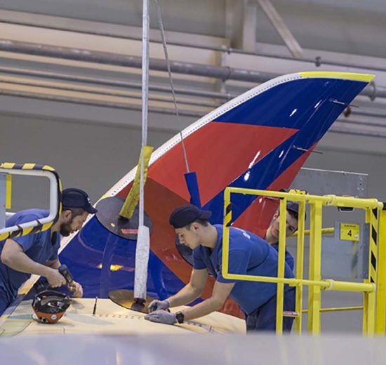 Trabajadores de Airbus instalando un winglet en un A350 de Delta en la cadena de montaje en en Toulouse.