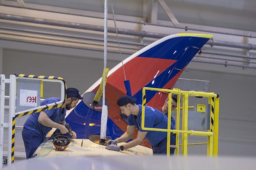 Trabajadores de Airbus instalando un winglet en un A350 de Delta en la cadena de montaje en en Toulouse.